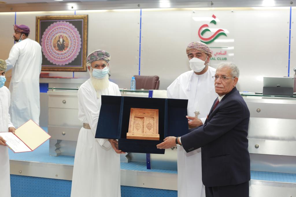النادي الثقافي العماني يحتفي بتكريم شاعر اليمن الكبير عبدالعزيز المقالح