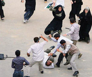 عناصر الباسيج تعتدي على متظاهر إيراني (سكاي نيوز)