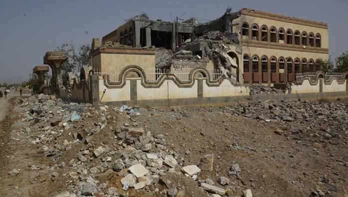 مبنى البنك بعد قصفه من قبل الطيران في صعدة