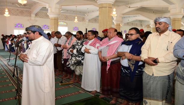 هادي يؤدي صلاة الجمعة في عدن 