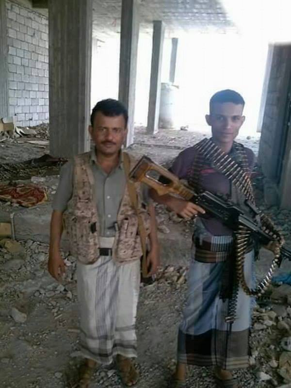 القتيل محمد الحميدي يمين الصورة