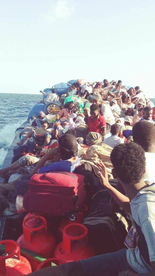 صورة السفينة التي تقل المسافرين من وإلى سقطرى