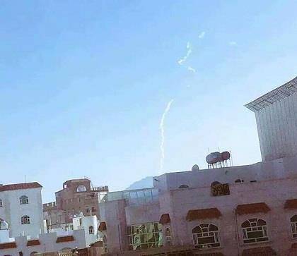 الإنقلابيون يستعدون لمعركة صنعاء بتسليح لجان شعبية بالحارات ويفشلون في إطلاق صاروخ من نقم (صور)