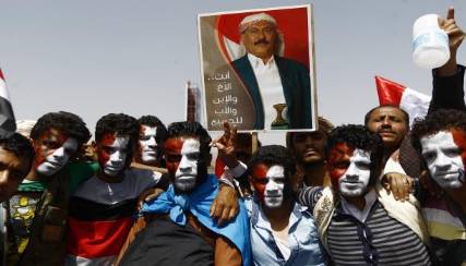انقسامات شريكي انقلاب اليمن: استعراض بالميادين وتراشق بين الأنصار 