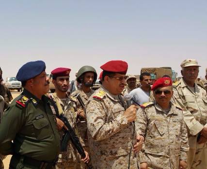 رئيس الأركان ووزير الداخلية يتفقدان الجاهزية القتالية في عدد من المعسكرات بمأرب