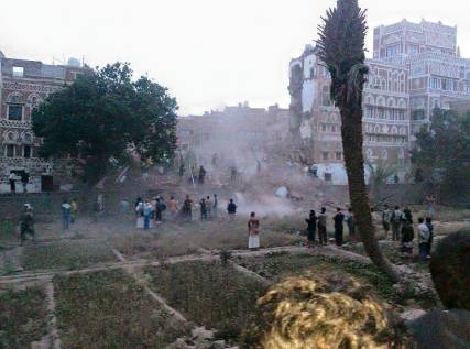 تدمير  عدد من منازل صنعاء القديمة التاريخية في غارة جوية للتحالف ( صورة للمباني قبل وبعد القصف)
