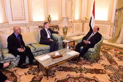 الرئيس هادي يلتقي السفير الأمريكي ويؤكد حرصه على السلام القائم على المبادرة والمخرجات والقرارات الدولية