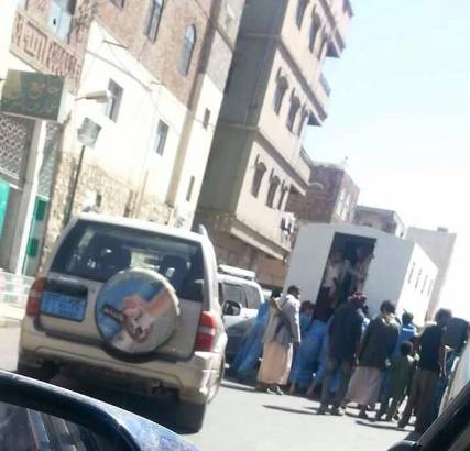 فقط في اليمن.. سجناء يدفعون السيارة المخصصة لنقلهم إلى المحكمة بعد أن تعطلت بسبب البنزين !(صورة)