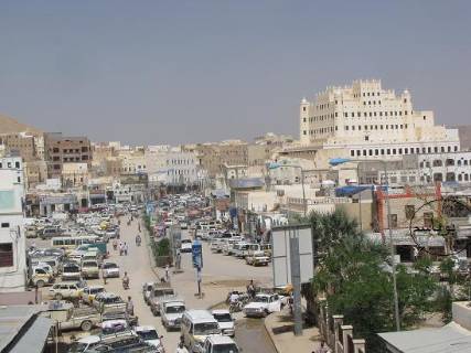 اصابة شخصين في انفجار عبوة ناسفة استهدفت طقم عسكري بسيئون