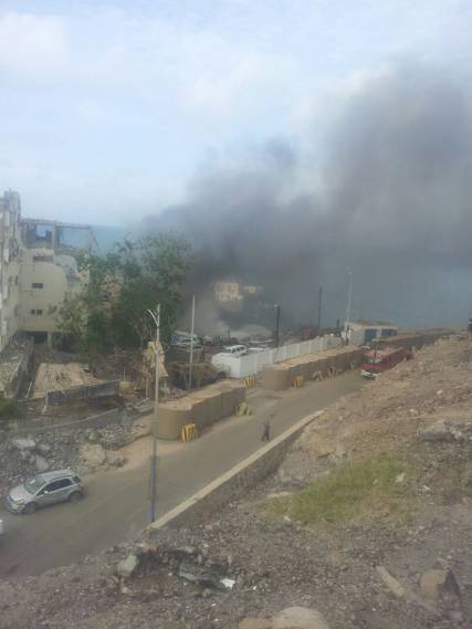صورة أولية  لتفجير انتحاري بمنزل مدير الأمن بعدن 