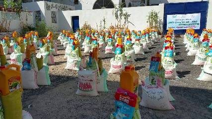 جملة إغاثية بمكة المكرمة تقدم معونات غذائية لـ1200 محتاج بتعز