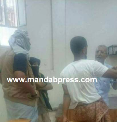 مسلحون متشددون يداهمون إحدى كليات جامعة عدن ويوقفون الدراسة فيها (صورة)