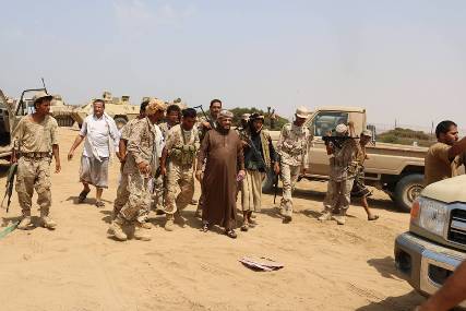 محافظ ريمة يتفقد مواقع الجيش والمقاومة بجبهتي ميدي وحرض بحجة