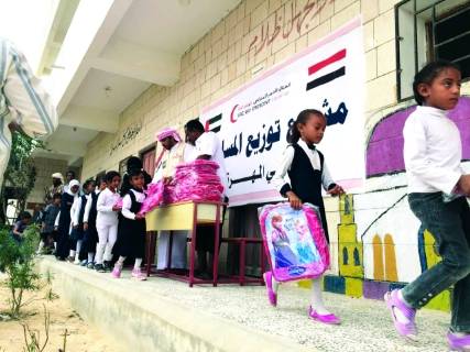 «الهلال الأحمر» توزع مساعدات لآلاف الأسر في المهرة