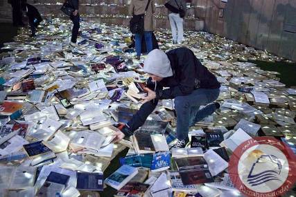السلطات الأسترالية تلقي بـ10 آلاف كتاب في الشوارع في إطار حملة لتعميم المطالعة والقراءة (صورة)