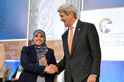 وزير الخارجية الأمريكي يكرم الوزيرة نهال العولقي الحاصلة على جائزة المرأة الشجاعة الدولية للعام 2016 (صورة)