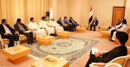 رئيس الوزراء يلتقي القيادات العسكرية ورجال المقاومة من أبناء بيحان وعسيلان بشبوة