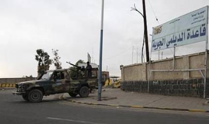 مصدر في وزارة الدفاع لصحيفة سعودية : ألف دولار مكافأة حوثية للطيار المنفذ للغارة الجوية على عدن
