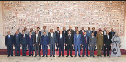 أول رد من حكومة بحاح على قرار التكليف الصادر من الحوثيين لها