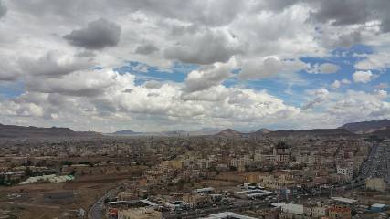 الحوثيون ينشرون مضادات في شوارع صنعاء ومخاوف من سقوط ضحايا مدنيين