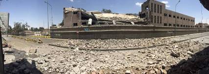 بالصور .. آثار القصف الذي استهدف كلية الشرطة بصنعاء وتضرر محلات تجارية
