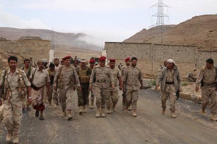 رئيس هيئة الأركان يزور الخطوط الأمامية بجبهة نهم ويحث الجيش الوطني على التصدي لخروقات المليشيات
