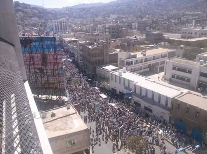 تعز: أعداد كبيرة يتوافدون على مكاتب التسجيل للإنضمام للمقاومة 