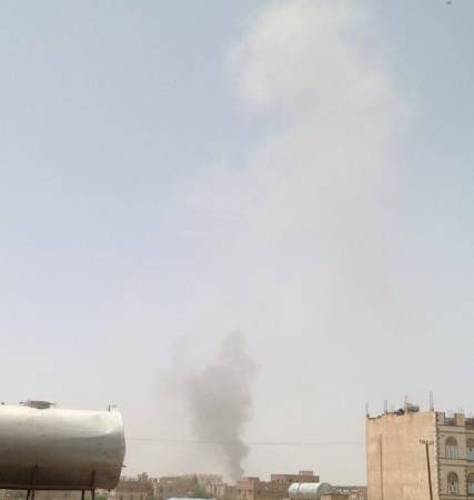 طيران التحالف يعاود قصف قاعدة الديلمي شمال صنعاء وأنباء عن اندلاع حريق داخل القاعدة (صورة)