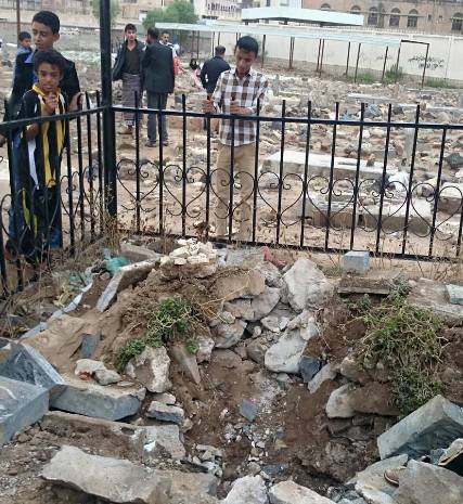 انفجار عبوة ناسفة زرعت في ضريح القاضي أحمد الوزير بالعاصمة صنعاء (صورة)