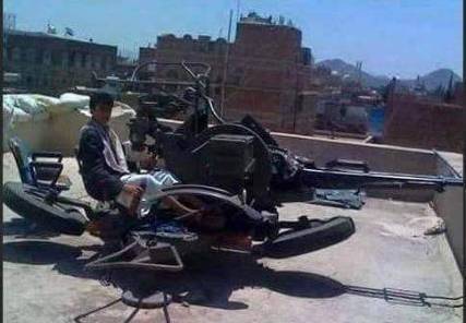 طيران التحالف يعاود القصف والحوثيون يضعون مضاد الطيران على أسطح المنازل (صورة)