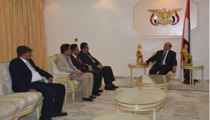 الرئيس هادي يرأس إجتماعاً لمحافظي محافظات إقليم حضرموت  ( صورة)