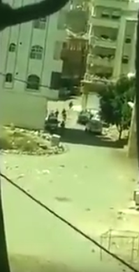 بالفيديو: شاهد لحظة هروب عناصر الحوثي من المواجهات في تعز