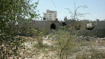 استهداف منزل شيخ ضلاع همدان الموالي للحوثيين وتضرر المنازل والمحلات المجاورة (صور)