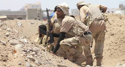 قوات الجيش الوطني تقطع الطريق بين تعز والحديدة