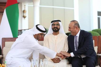 بن زايد يستقبل وزير الخارجية التركي بأبوظبي ويشيد بالعلاقات الثنائية