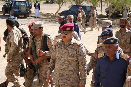 مأرب: رئيس هيئة الأركان يتفقد معسكرات الجيش والمقاومة تمهيدا للبدء بعملية تحرير بقية المحافظات