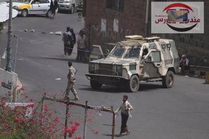 تعز:جنود من اللواء 35 مدرع يحاصرون فرع البنك المركزي وقيادة المحور للمطالبة بإطلاق مرتباتهم الموقوفة من قبل الحوثيين