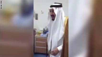 انتشار واسع لمقطع فيديو للملك سلمان وهو يداعب طفلة بمستشفى في الرياض (شاهد)