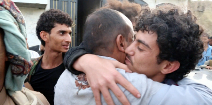 فيديو  يكشف تفاصيل عملية تبادل الأسرى بين الحوثين والمقاومة في تعز