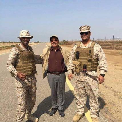 شاهد صورة جديدة.. للواء علي محسن بجوار ضباط من الجيش السعودي على الحدود