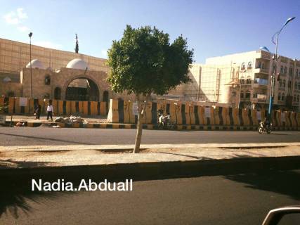 مليشيات الحوثي وصالح تسرق الكتل الخرسانية من أمام منزل الرئيس هادي بصنعاء‎(صورة)