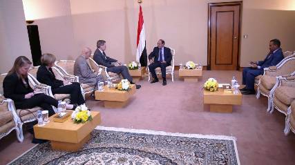 الفريق علي محسن يؤكد للسفير الأمريكي عزم الحكومة على إحلال السلام وإعادة الشرعية وإنهاء الإنقلاب