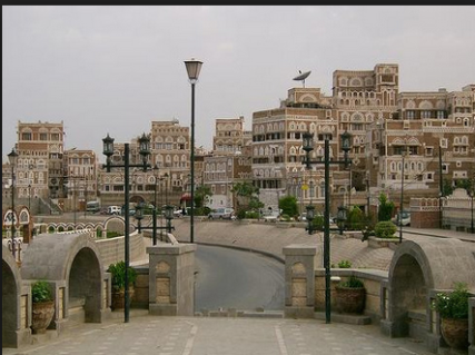 صنعاء : مليشيا الحوثي تداهم جامع علي ابن ابي طالب وتختطف خطيب الجامع وأخرين بينهم اطفال 