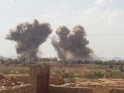 طيران التحالف يستهدف منازل قيادات ومشائخ موالين للحوثيين غرب مأرب وأنباء عن مقتل وجرح عدد منهم (صور)