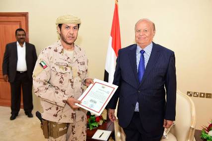  هادي يكرم عدد من الضباط الإماراتيين بـ"أوسمة الشجاعة"
