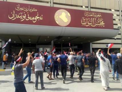 أنصار الصدر يقتحمون المنطقة الخضراء ومؤسسات بالعراق 