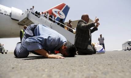 بحاح: الحكومة تبذل جهود لإعادة من تبقى من العالقين بطرق آمنة وعاجلة وعلى نفقتها