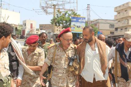 العميد سرحان يلتقي مسؤولي الأحزاب بتعز ويتفقد جبهات القتال "صور"