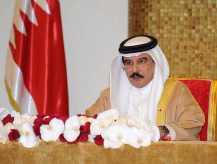 العاهل البحريني يدعو إلى الإسهام في عملية إغاثة اليمنيين ويشيد بدور بلاده في «عاصفة الحزم»