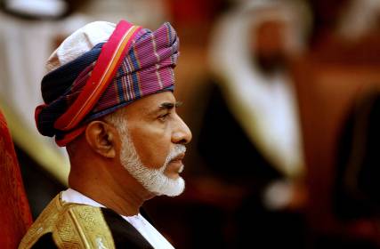 صحيفة مصرية: عُمان أمدت الحوثيين بالأسلحة